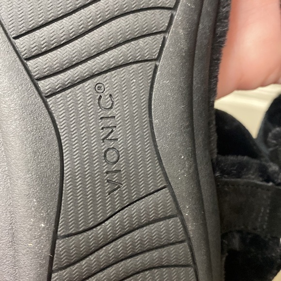 Vionic Viva faux fur sandals size 9. - Picture 8 of 11